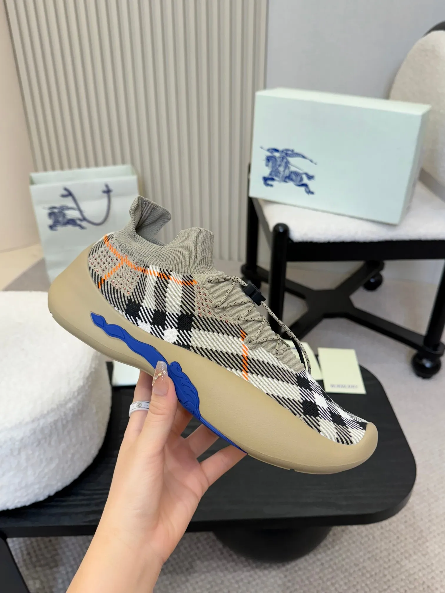💰Men's Shoes💰680 Burberry's 2025 hot model is released, ultra-light socks and shoes, versatile, decorated with worsted Burberry plaid pattern. Featuring a mesh lining and checkered laces, the rubber sole features the archive Burberry monogram. From Burberry's iconic collection, these wardrobe staples are interpreted with the brand's signature style.   ✅Fabric: Classic cotton fly ✅Lining: Silk cow lining ✅Outsole: Ultra-light rubber foam sole ✅Color: apricot, original packaging ✅Code number: Men's 39-46 (39,46 customized)